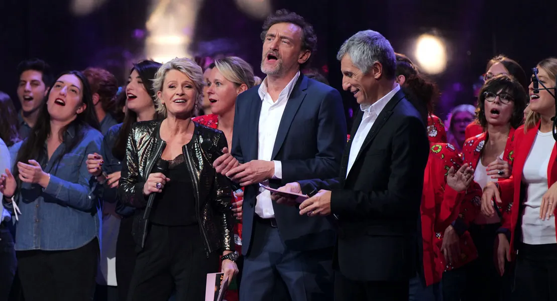 Jean-Paul Rouve chante à côté de Nagui lors du Téléthon 2019