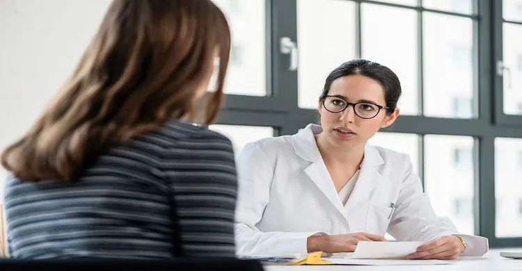 Vignette Actualité - Femme médecin écoutant sa patiente pendant une consultation