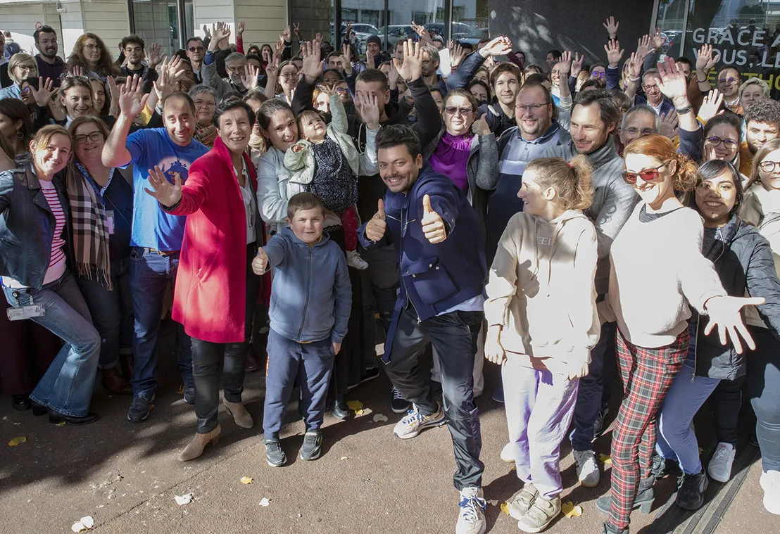 Kev adams parrain du téléthon 2022 en visite à l'AFM-Téléthon