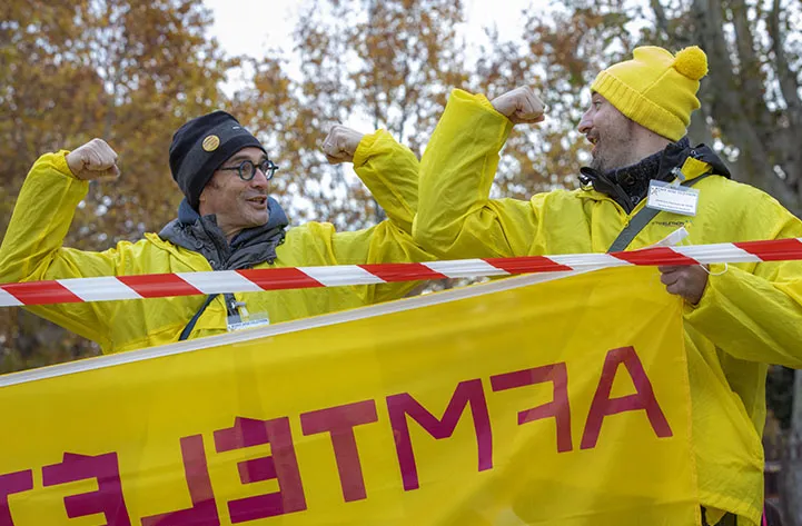 Des bénévoles tenant une banderole téléthon