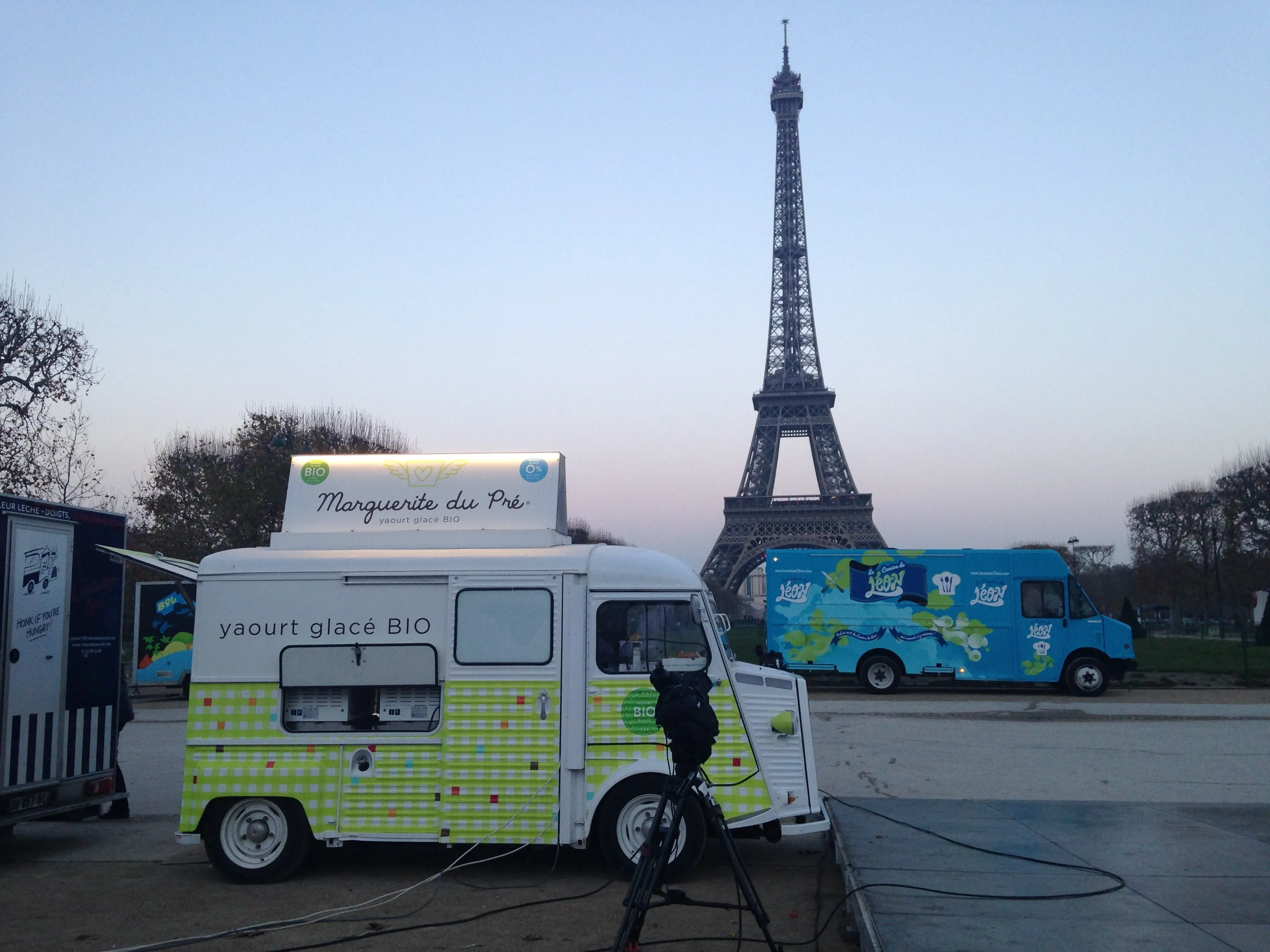 lever du jour sur le champ de mars