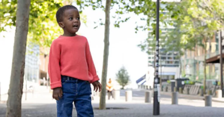 Ibrahima debout dans la rue