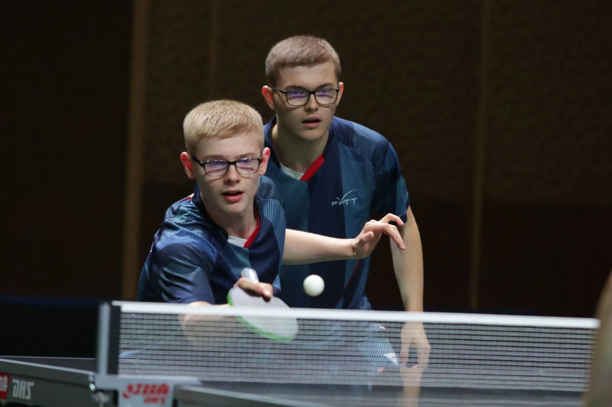 2 joueurs de ping-pong