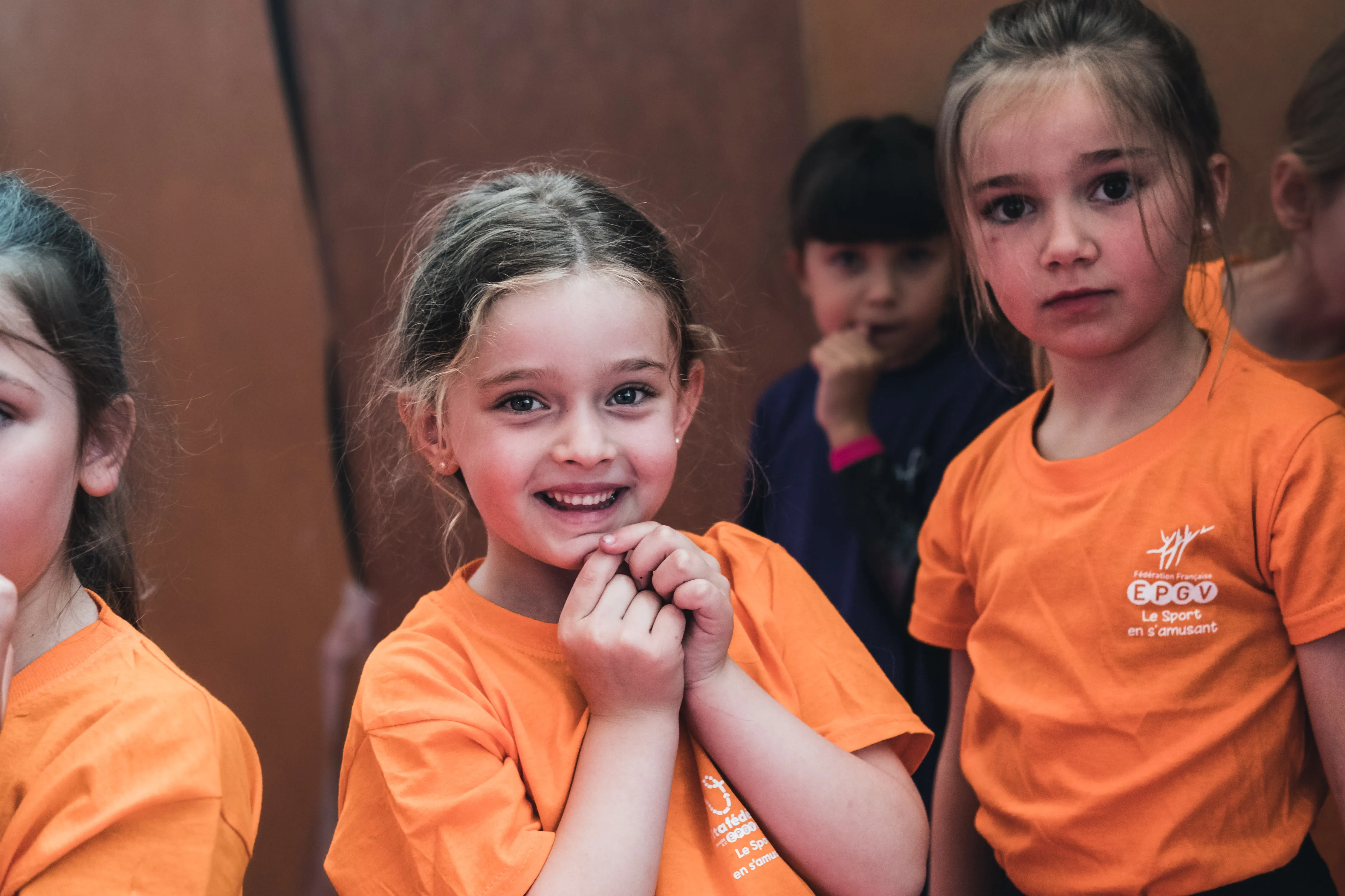 Petite filles avec un tee-shirt au logo de la fédération française d'éducation physique et volontaire