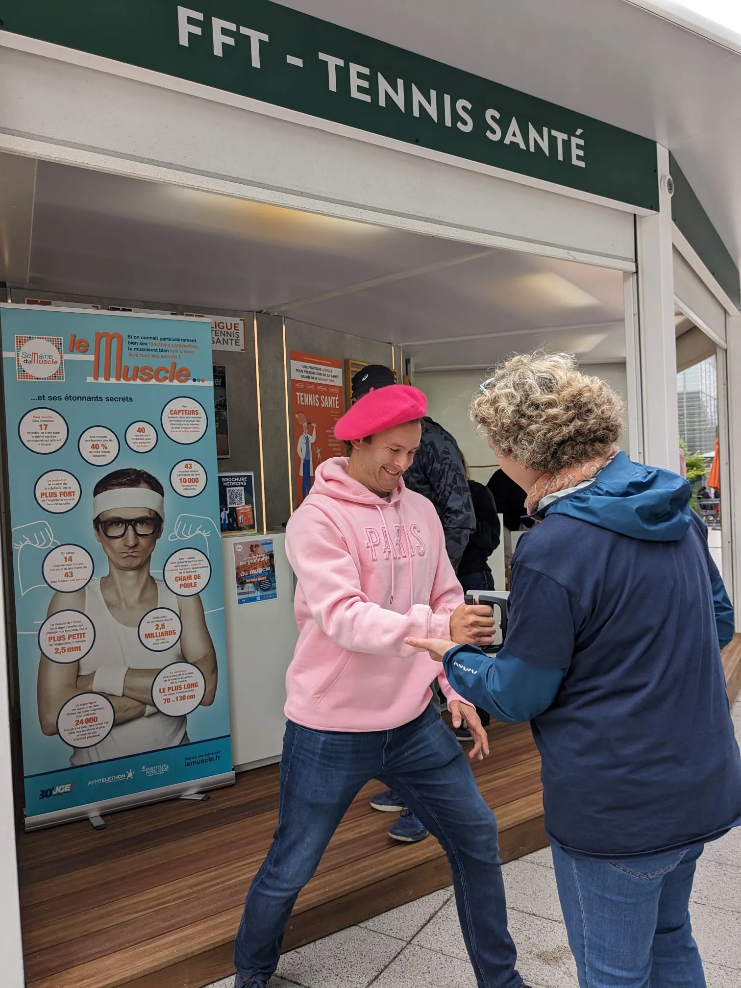 Tests de force depuis le stand « Tennis – Santé » de la Fédération Française de Tennis