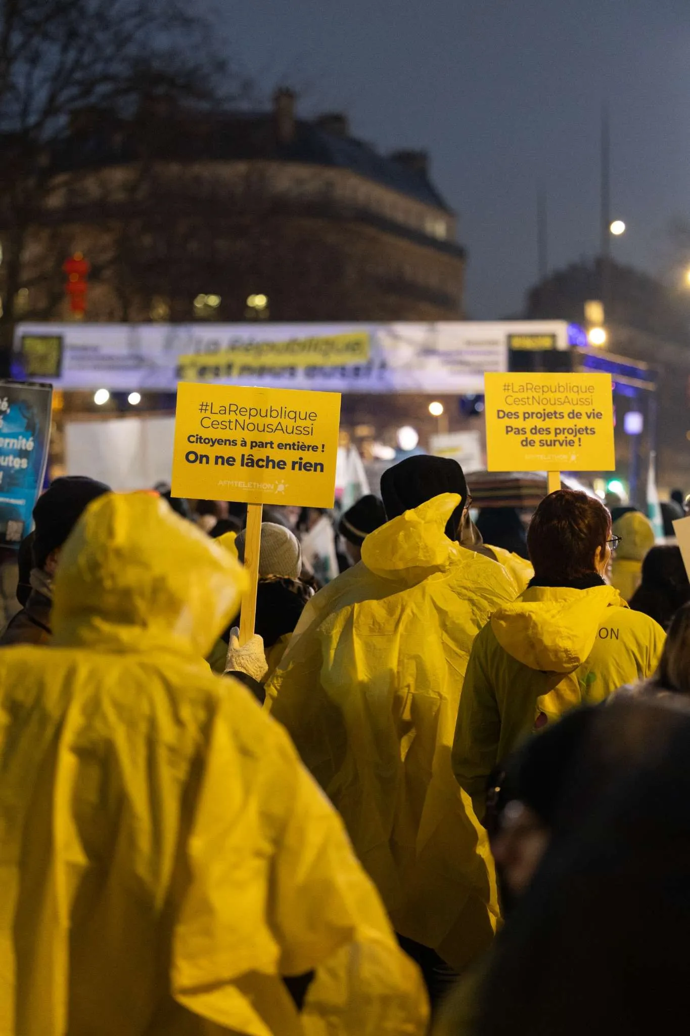 Lundi 10 février, à la veille des 20 ans de la loi du 11 février 2005 pour l’égalité des droits et des chances, la participation et la citoyenneté des personnes handicapées, 3 000 personnes, dont des membres de l'AFM-Téléthon, étaient rassemblées sur la place de la République à Paris pour appeler à l’effectivité de la loi