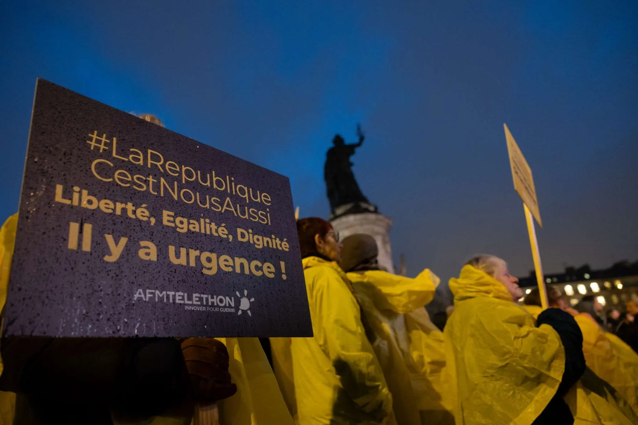 Lundi 10 février, à la veille des 20 ans de la loi du 11 février 2005 pour l’égalité des droits et des chances, la participation et la citoyenneté des personnes handicapées, 3 000 personnes, dont des membres de l'AFM-Téléthon, étaient rassemblées sur la place de la République à Paris pour appeler à l’effectivité de la loi