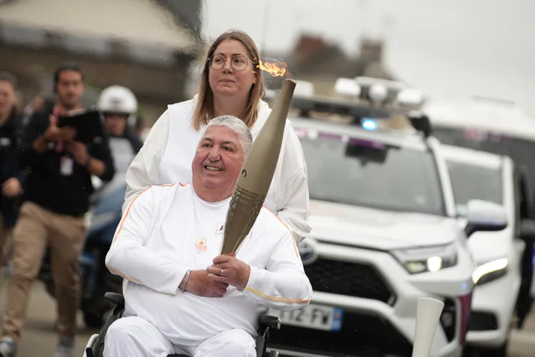 Loic Guillemot lors du relais de la flamme