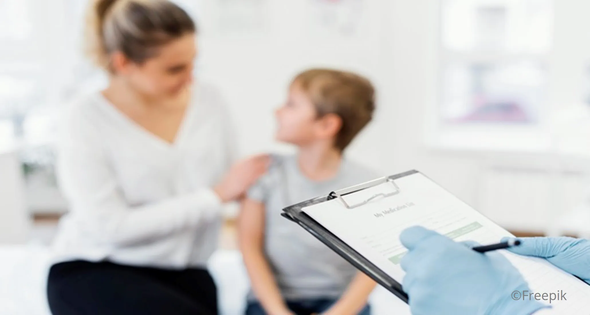 Photo d'un enfant et de sa maman en consultation médicale