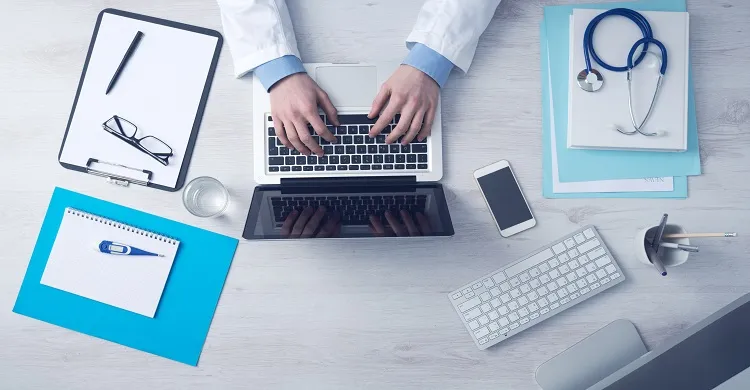 Vignette Actualité - Médecin qui tape sur son clavier d'ordinateur portable