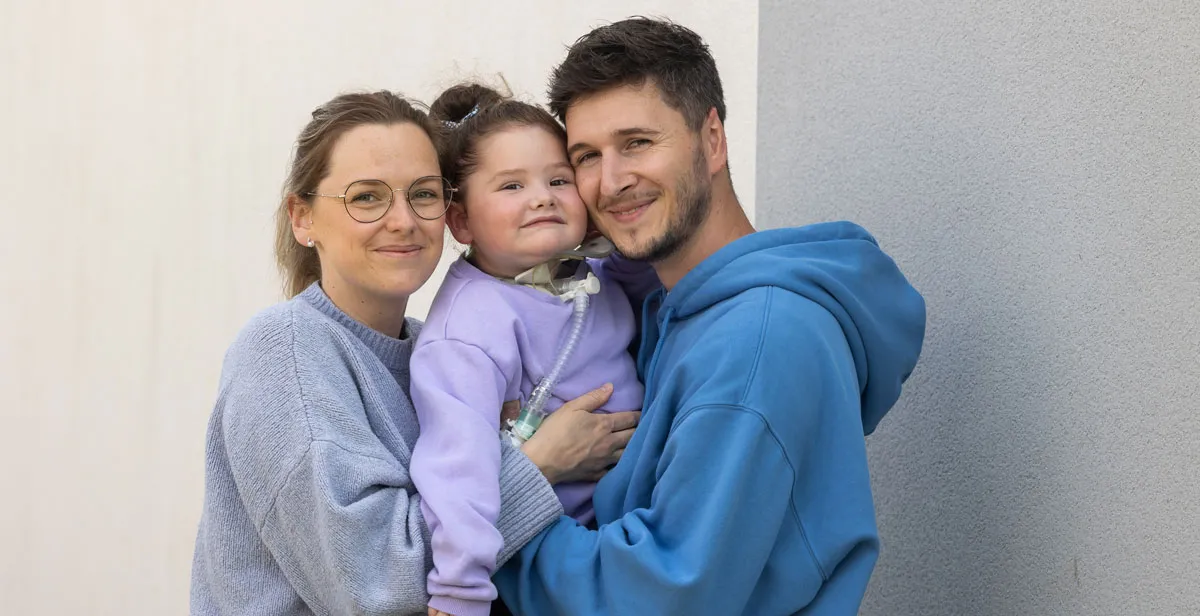 ivy entourée de ses parents