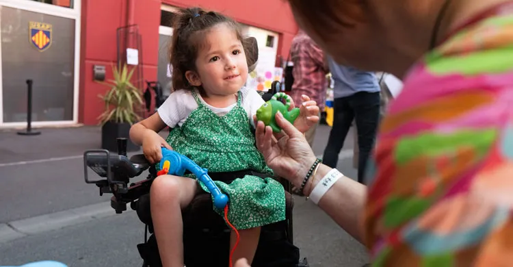 Une petite fille dans un fauteuil