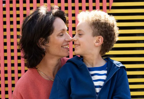 Léon, ambassadeur du Téléthon 2023, les yeux dans les yeux avec sa maman