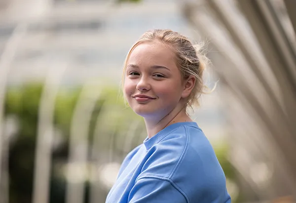 Félicie arborant un sourire radieux