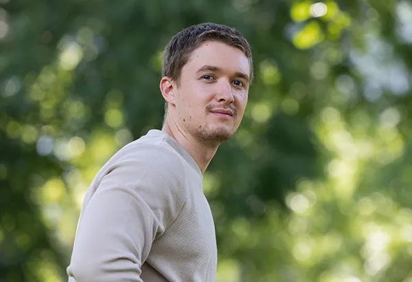 Portrait de Paul dans un parc