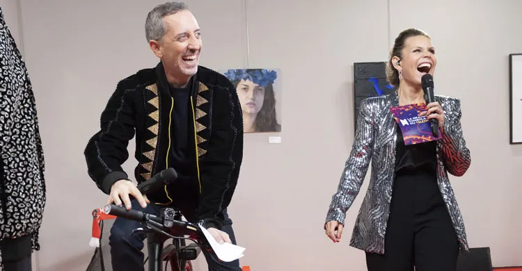 Gad Elmaleh et Laura Tenoudji dans la galerie de la grande tombola du téléthon 2022