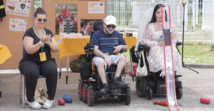 des participants à la JRF testent la Boccia