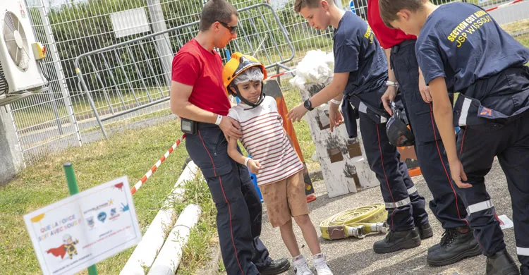 les pompiers avec un enfant à la JRF