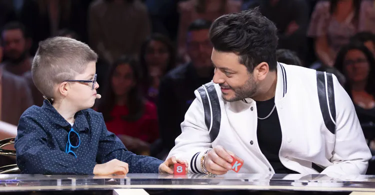 Kev adams joue avec Jules sur le plateau du téléthon 2022