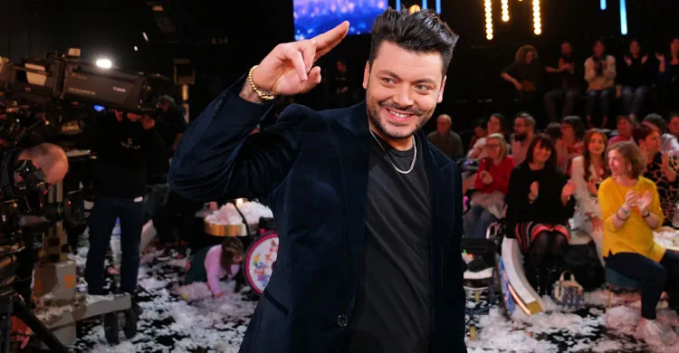 Kev adams fait un salut de la main