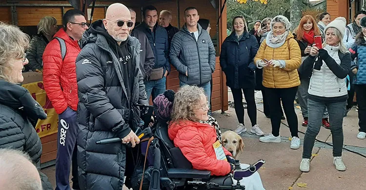 Pascal Obispo et Eugénie durant la marche solidaire à Lège Cap Ferret