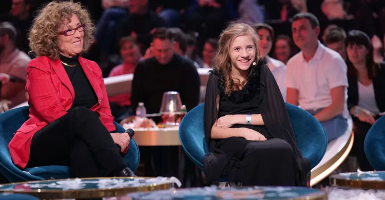 Mireille Dumas et Lou sur le plateau du téléthon 2022