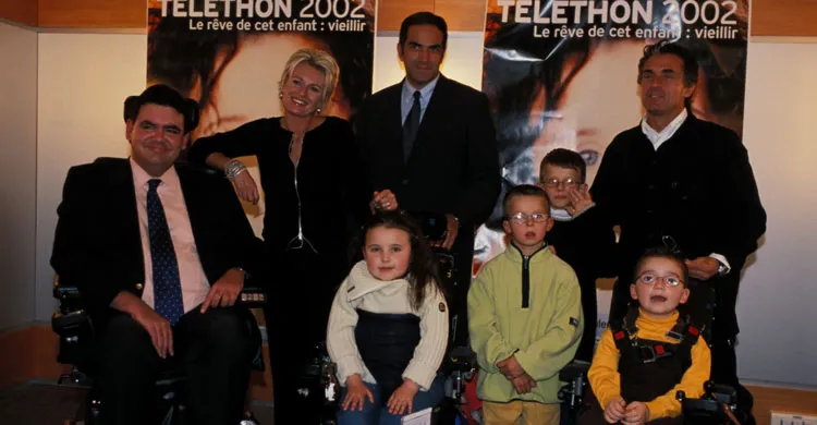 photo de groupe d'éric molinié ancien président de l'afm-téléthon avec sophie davant, gérard holz et des enfants atteints de myopathie