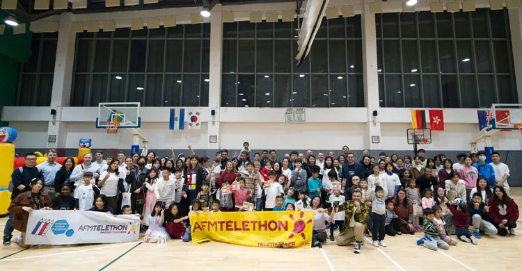 A Wuhan, les bénévoles posent dans un gymnase à l'occasion du Téléthon des Fran