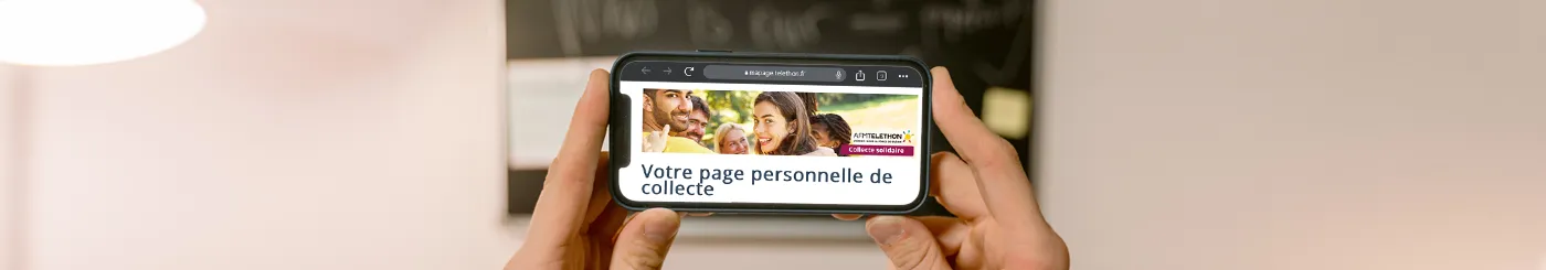 personne tenant un smartphone avec les pages de collecte